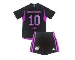 Bayern Munich Leroy Sane #10 Vieras Pelipaita Lasten 2023-24 Lyhyet Hihat (+ Lyhyet housut)