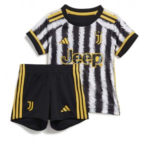 Juventus Koti Pelipaita Lasten 2023-24 Lyhyet Hihat (+ Lyhyet housut)